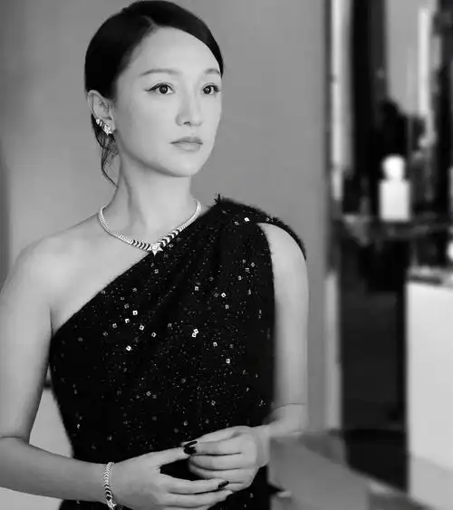 46岁周迅满是灵气,时尚大片表现力强,日常穿衣搭配更是看点多_高清