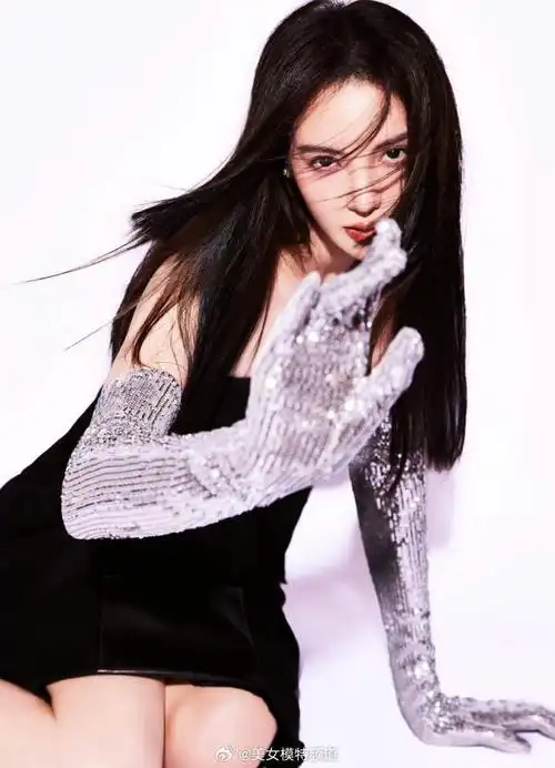 金晨穿黑色抹胸长裙身材曼妙 公主切造型别致优雅摩登十足