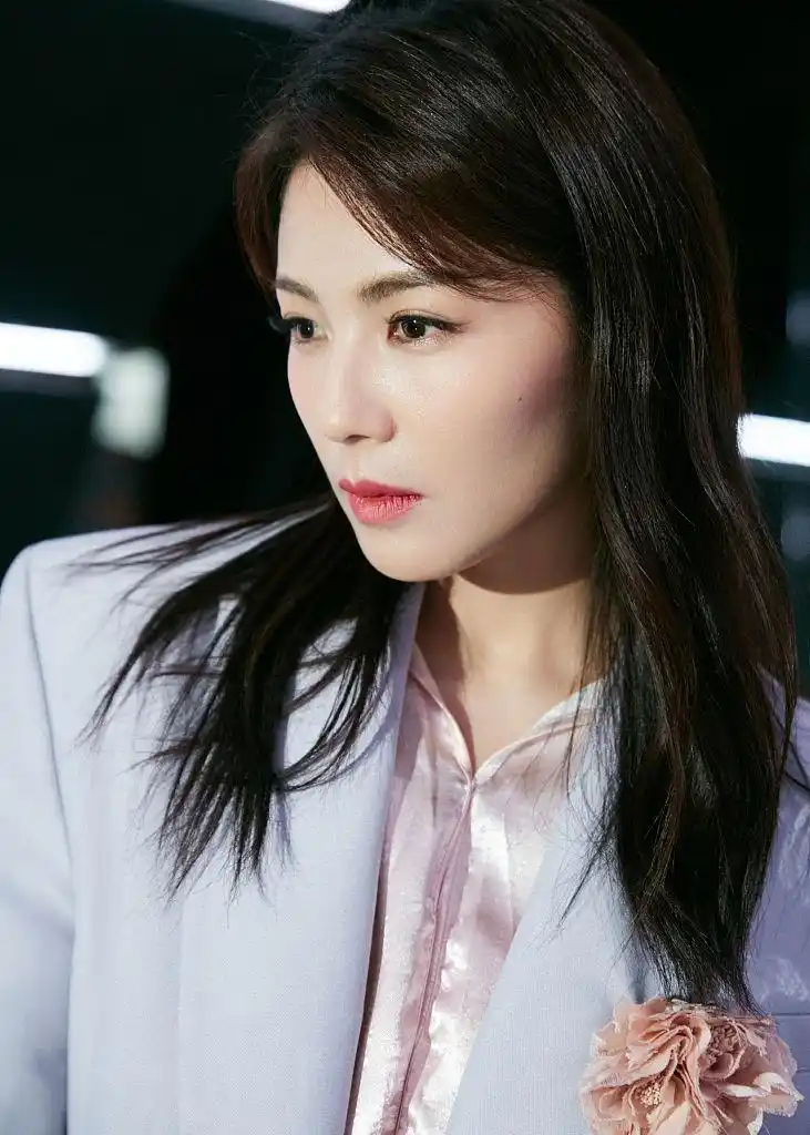 刘涛侧颜显小v脸.刘涛几何形钻石耳坠闪闪惹眼.