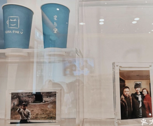 王俊凯爸妈的奶茶店开张,店内关于小凯的细节太多,尤其是全家福