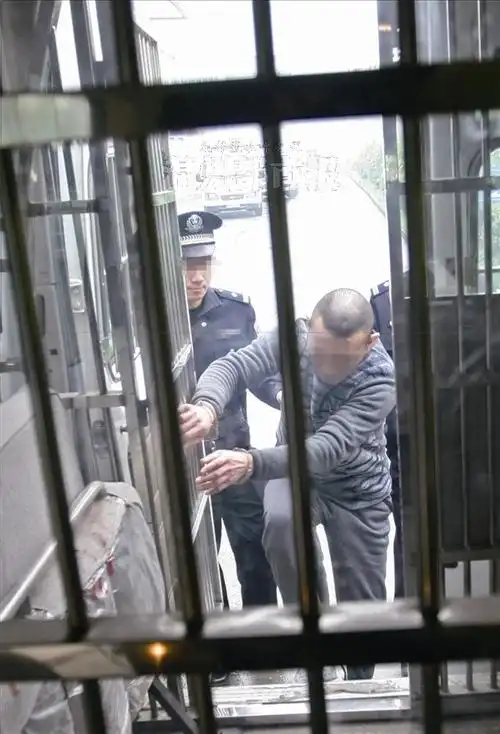 "囚车"不走寻常路,途中不开门不停车