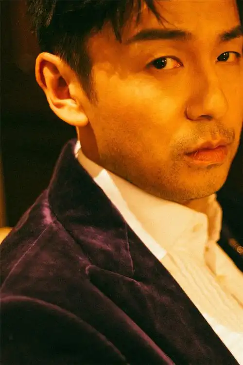 雷佳音暖色写真深情注视频上热搜人气高