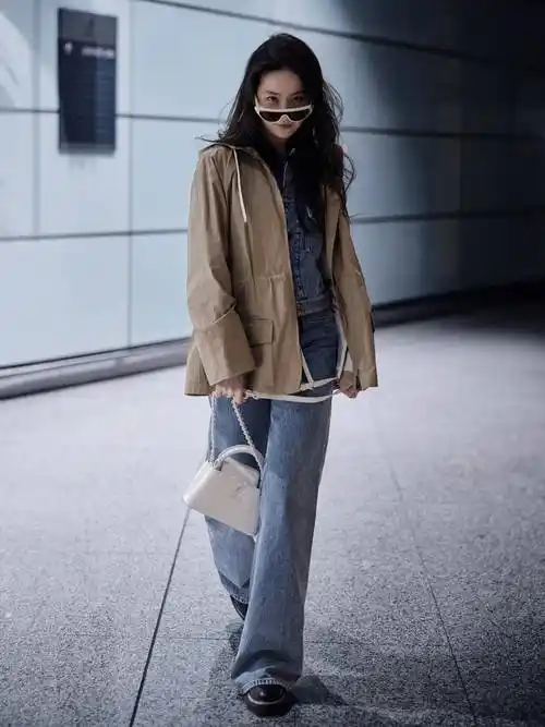 刘亦菲启程巴黎时装周,牛仔套装活力青春