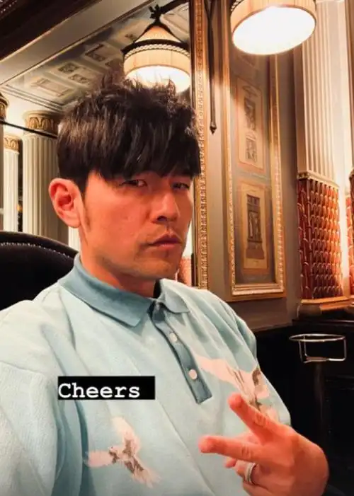 周杰伦近照大变,瘦太狠眼皮耷拉似老头,娇妻昆凌肤如凝脂好出挑