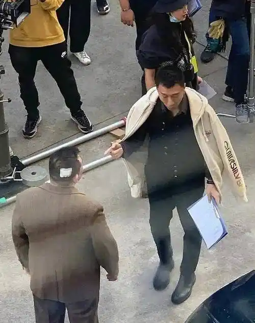原创孙红雷为戏漂亮成功片场与张艺兴同框路透曝光面相年轻十几岁