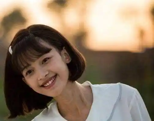 他们却走在很前面,而因为董子健,很多人知道了孙怡,这个双眼皮,长相