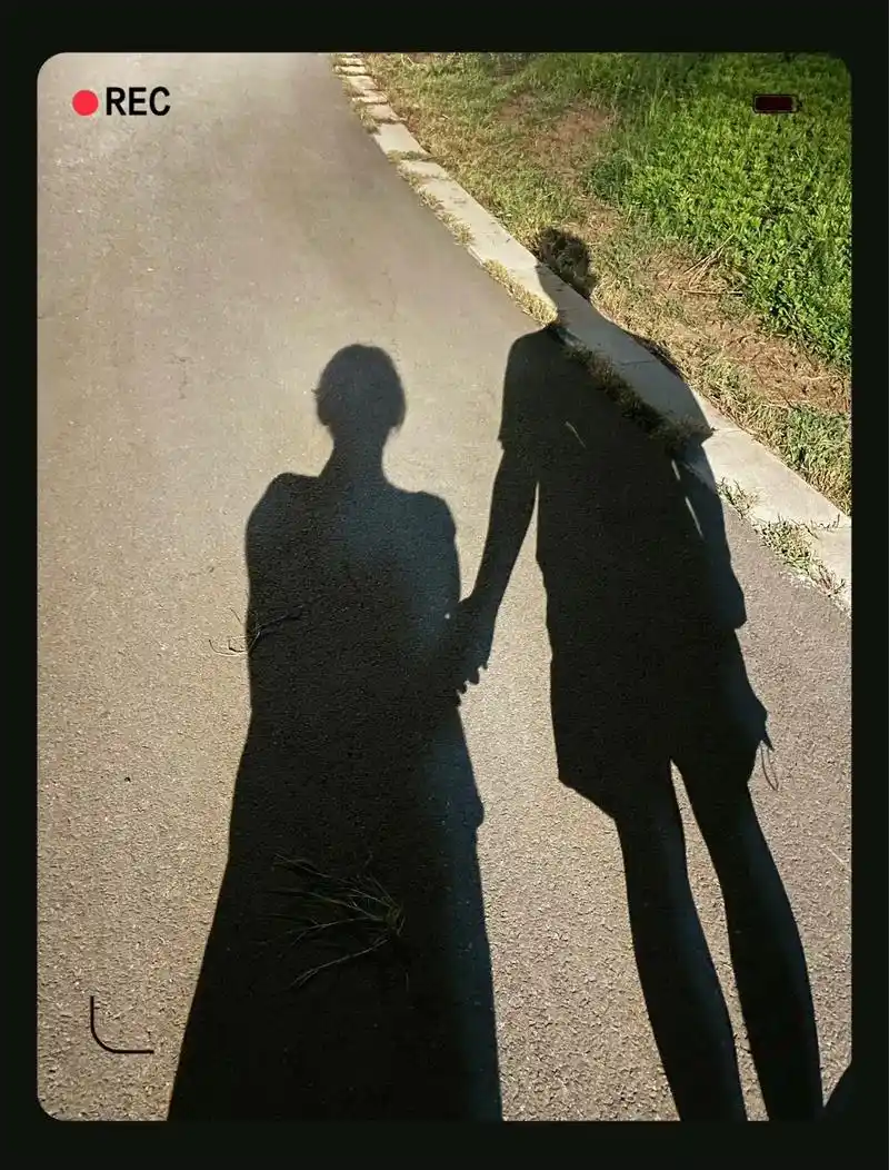 总会有那么一个人,读你写过的所有状态,看你从小到大的所有照片 - 抖