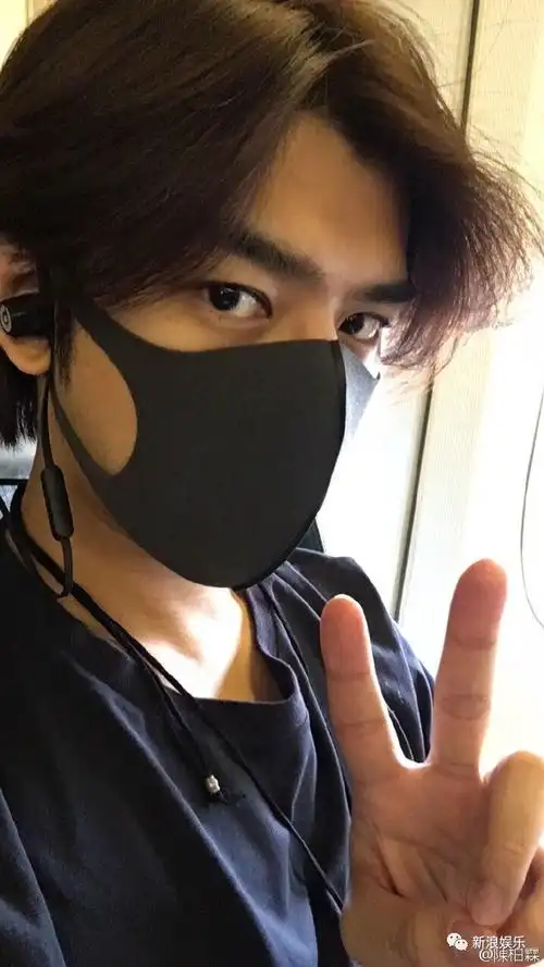 自拍界的两大扛把子!女星是阿娇,男星就是他了吧!