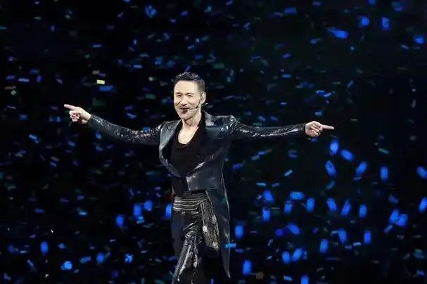 业内人士预估,张学友在广州,成都两地的票房收入在两亿左右.