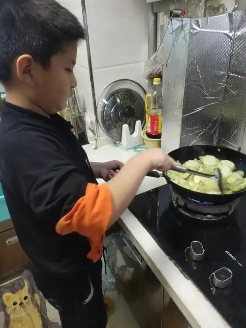确山县靖宇小学 三九班 饶子俊 我的成长日记《炒菜》