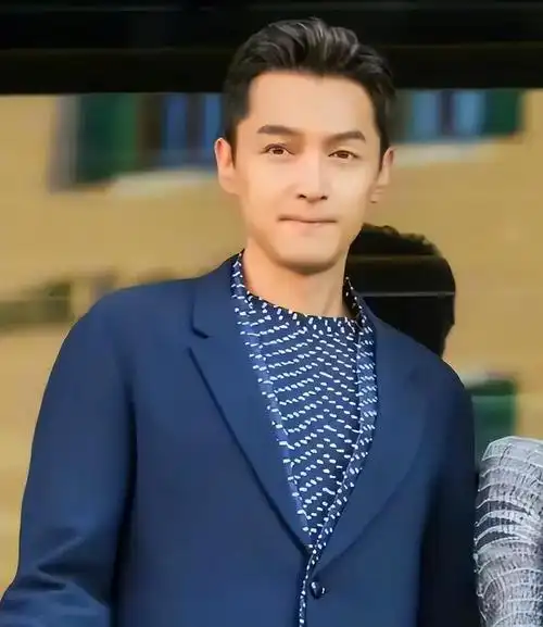 不久前,胡歌的一系列"发疯"行为在社交媒体上引起了广泛的关注和讨论.