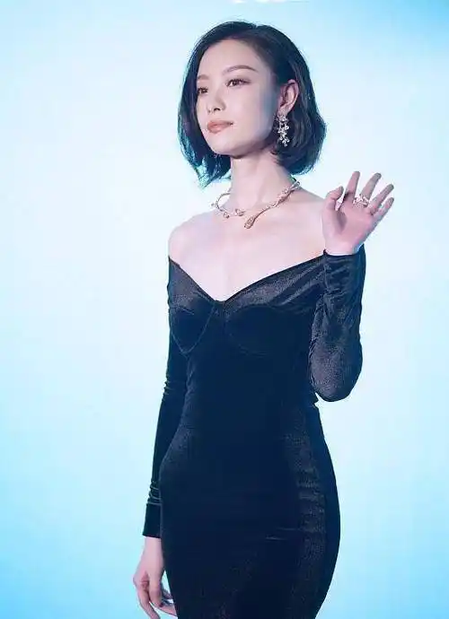 气质美人倪妮太美了,简单的黑色,却穿出风情万种的感觉_的设计_礼服