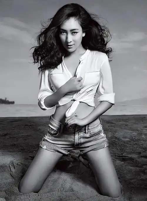 马苏晒最新写真照身穿吊带短裙秀身材41岁状态极佳