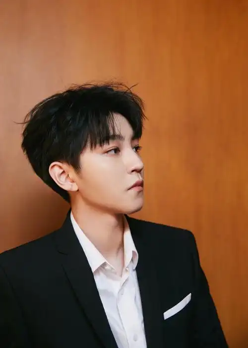 王俊凯大学生电影节西装造型