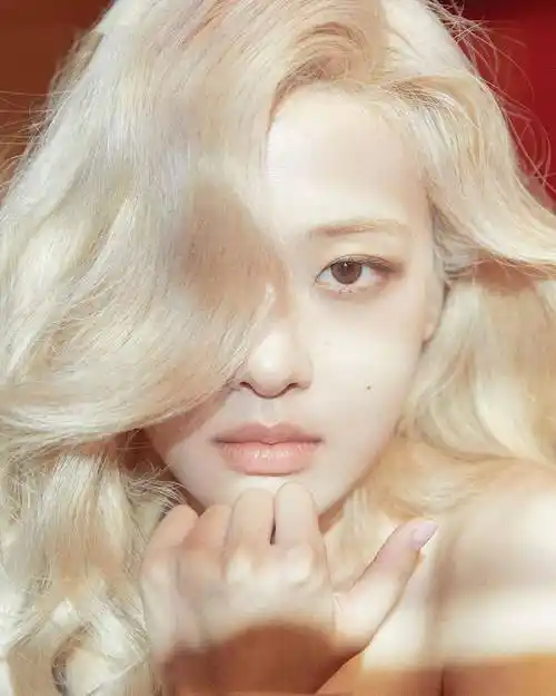 原创rosé朴彩英最新画报公开波点裙秀漫画腿满头金发一般人学不来