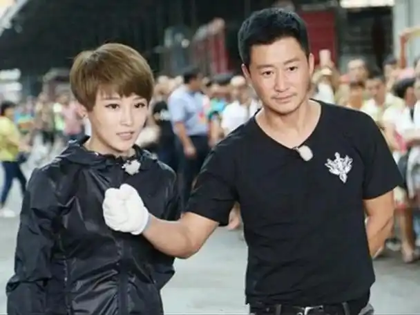 吴京带妻子上真人秀,偷偷带了5个避孕套,检查行李时谢楠尴尬不已