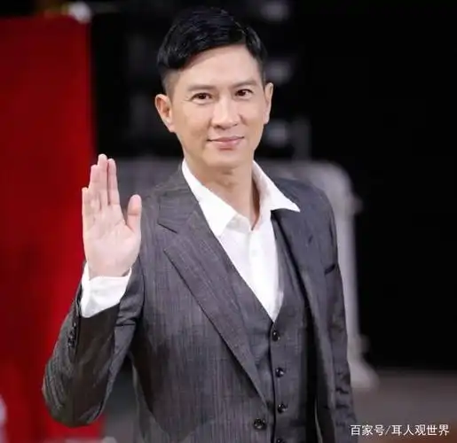 张家辉罕露面,穿拖鞋短裤出门显邋遢,头发凌乱发际线堪忧