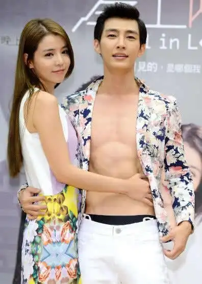 炎亚纶有8块腹肌吴尊也有8块腹肌但都不如飞轮海的他