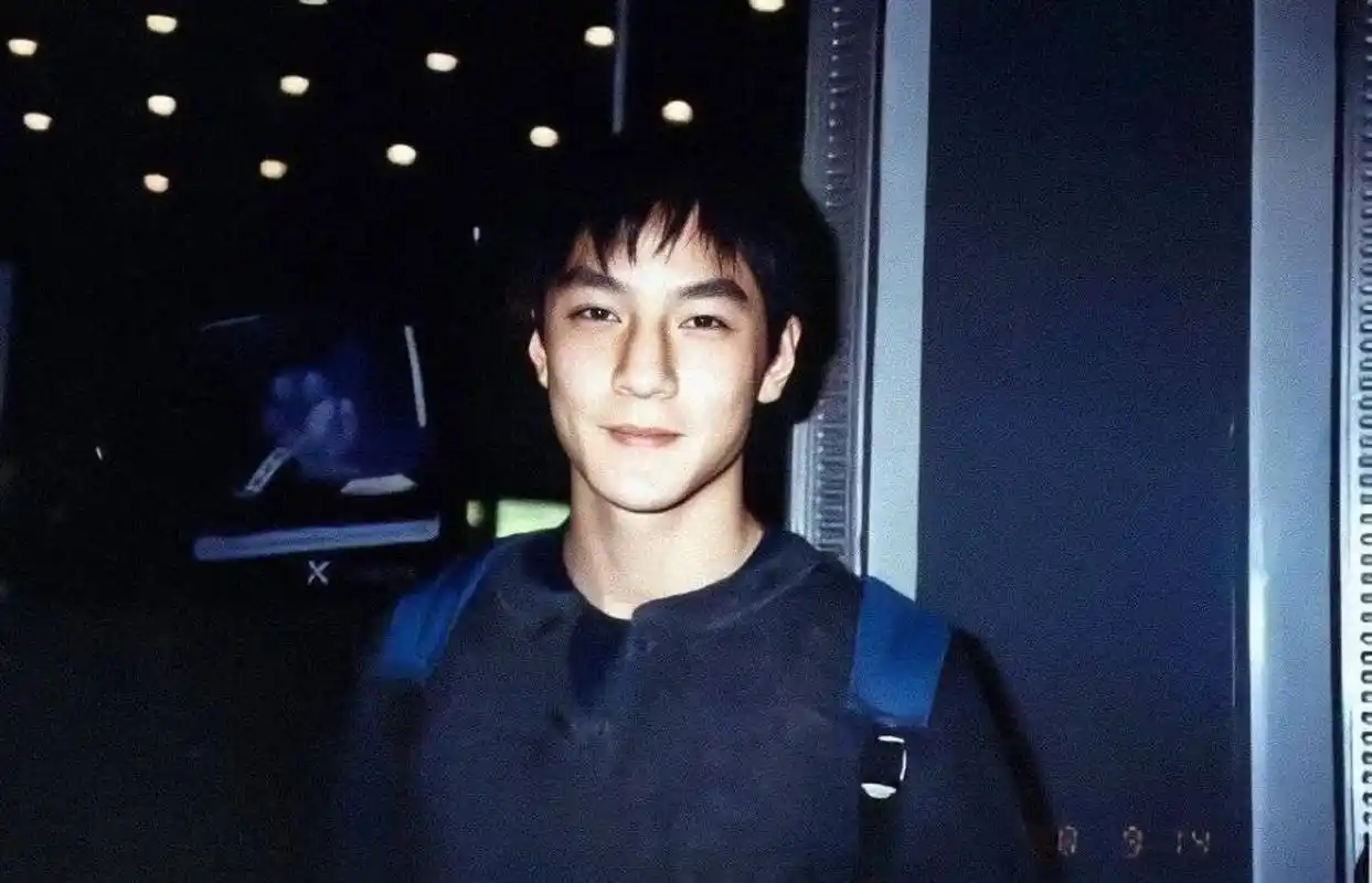 年轻的吴彦祖是真的帅啊 之前只知道吴彦祖是帅的代名词 自从看了电影