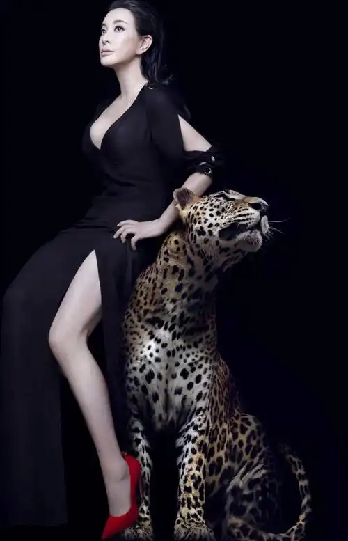 66岁刘晓庆穿泳装秀身材网友这身材26岁吧