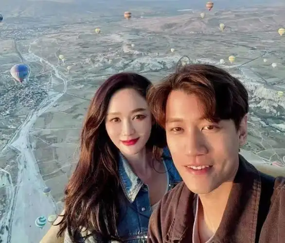 陈乔恩和老公庆4周年嫁入豪门面相大变想办小型婚礼孩子随缘