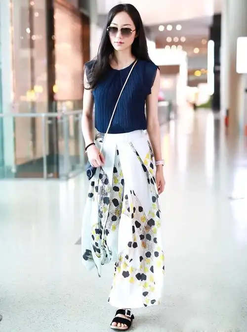 2018夏季新款机场街拍明星韩雪同款无袖上衣碎花裙两件套装连衣裙