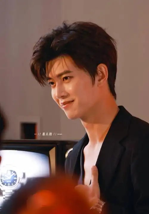 任嘉伦深v黑西装##任嘉伦胸口痣