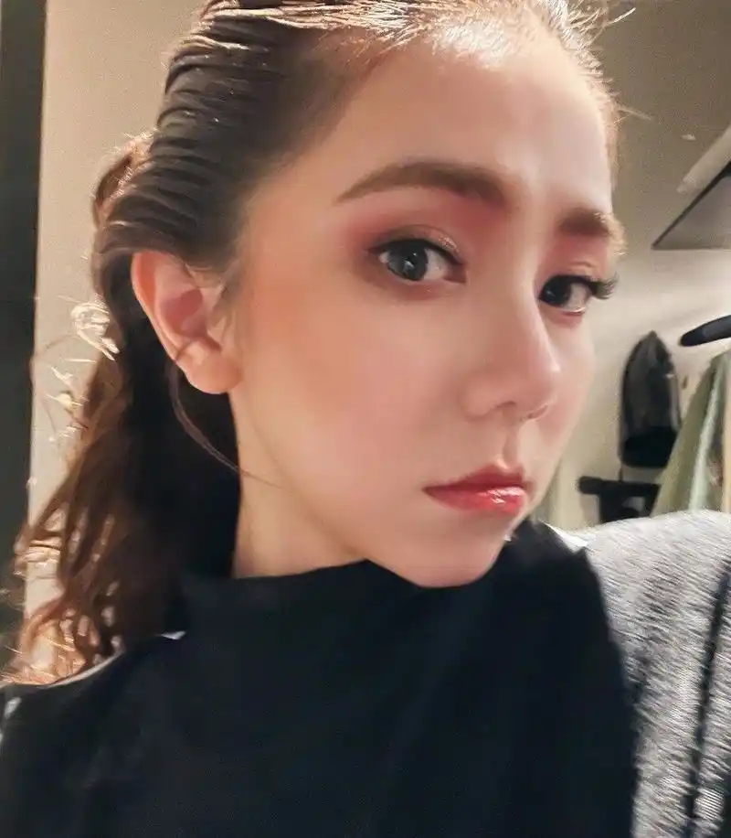 你没有看错,这就是邓紫棋,素颜的她也很好看