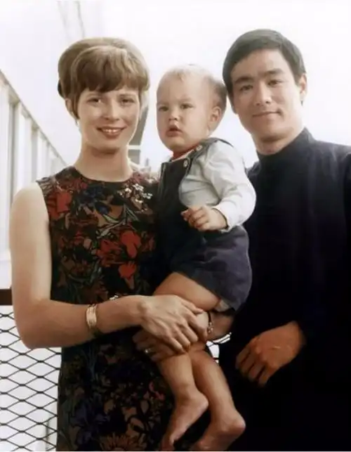 一组李小龙与家人罕见的生活照每张照片都成绝版