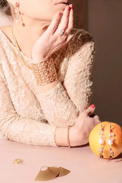 戴着珠宝坐着的女人图片下载