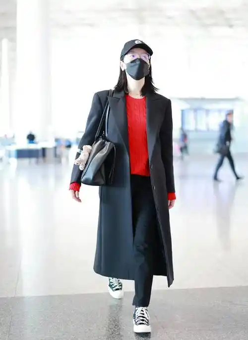 陈数现身机场,身穿红色卫衣搭配黑色外套,精致有型!_气质_风格_女性