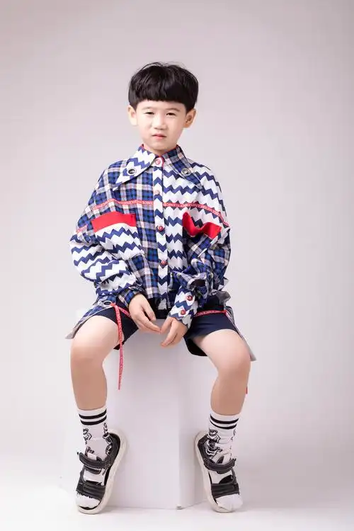 p>邓力玮,小名四爷,2012年5月6日出生于香港,中国内地童星.