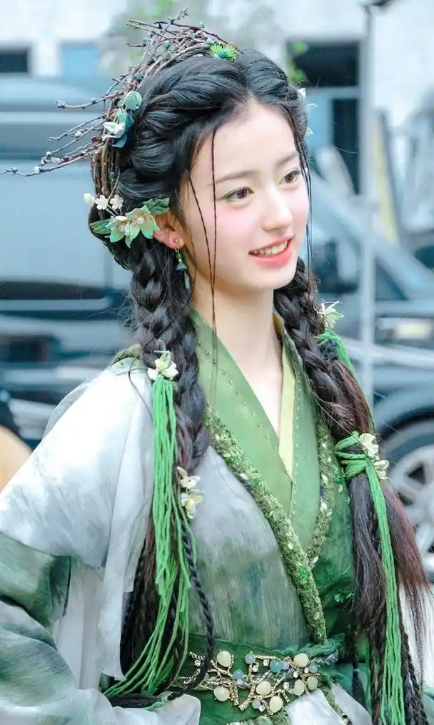 未来可期的5位05后小花,颜值高演技好,只有她刚成年就是女主