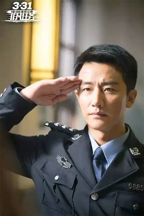 讲的是一个缉毒警卧底泰国毒贩集团的故事,黄轩扮演卧底警察林凯▼