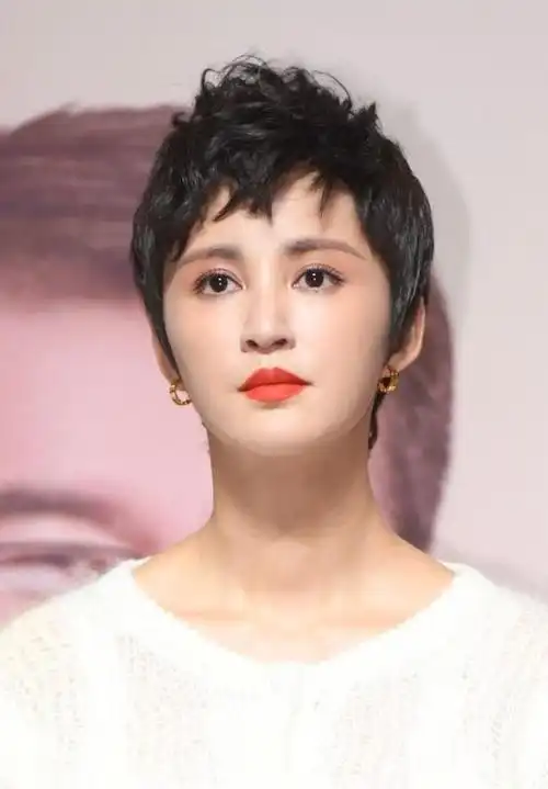 张歆艺穿毛衣减龄搭配阔腿裤仍能看出好身材短发气质挺足的