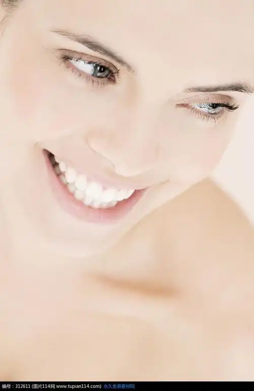 露出牙齿微笑的女人的45°侧脸