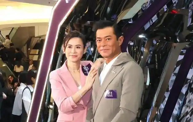 古天乐与宣萱出席活动,后者容貌清瘦,笑容甜美,但手背凸现青筋