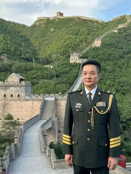 首页>头条新闻>拍摄花絮合影留念拍摄当天,阎维文老师身着一袭军装