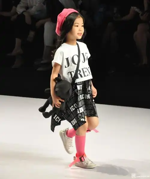 儿童装时装秀致敬儿童节
