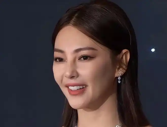 作为"星女郎"出道的女星,张雨绮的星图是很多女明星都无法想象的顺利.