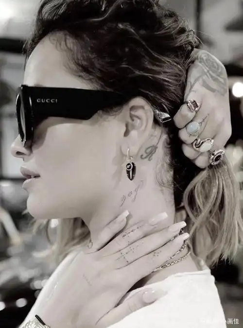 ritaora在她的耳朵后面有一个新的纹身zog,意思是"小鸟".