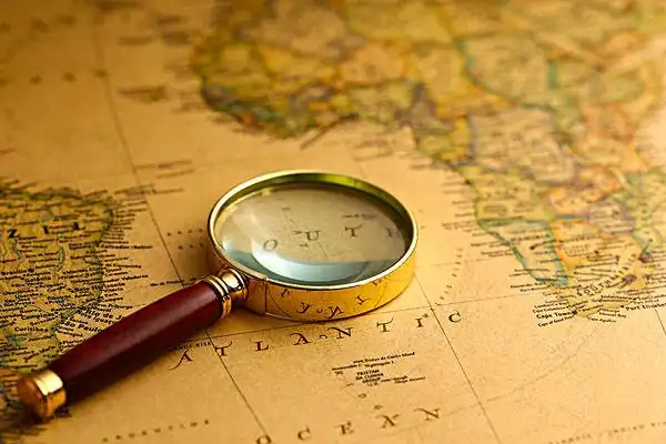 放大镜放在复古地图上