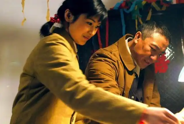 电视剧《太阳的后裔》大火,成为90后的追捧意图,当这些90后像80后,70