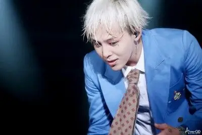 gd权志龙蓝西装