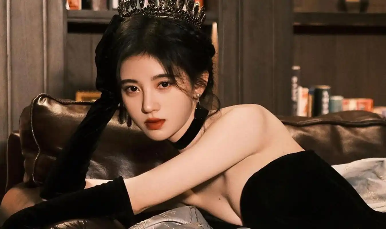 鞠婧祎 黑色抹胸礼服