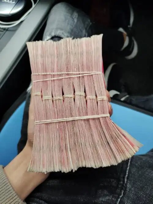 哪位老哥有三百现金帮拍个照片可以吗多谢老哥们