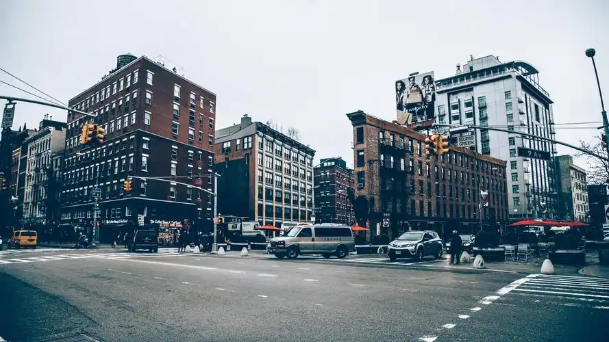 城市街道,十字路口 1242x2688 iphone 11 pro/xs max 壁纸,图片,背景