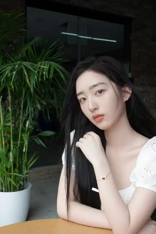 演员邓恩熙佩戴qeelin wulu echo系列珠宝.jpg