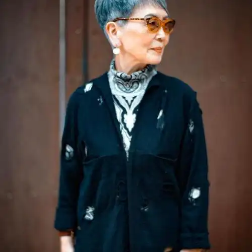 大部分老年人,都离不开烫发染发,因为发量越来越少,发质越来越差,白发