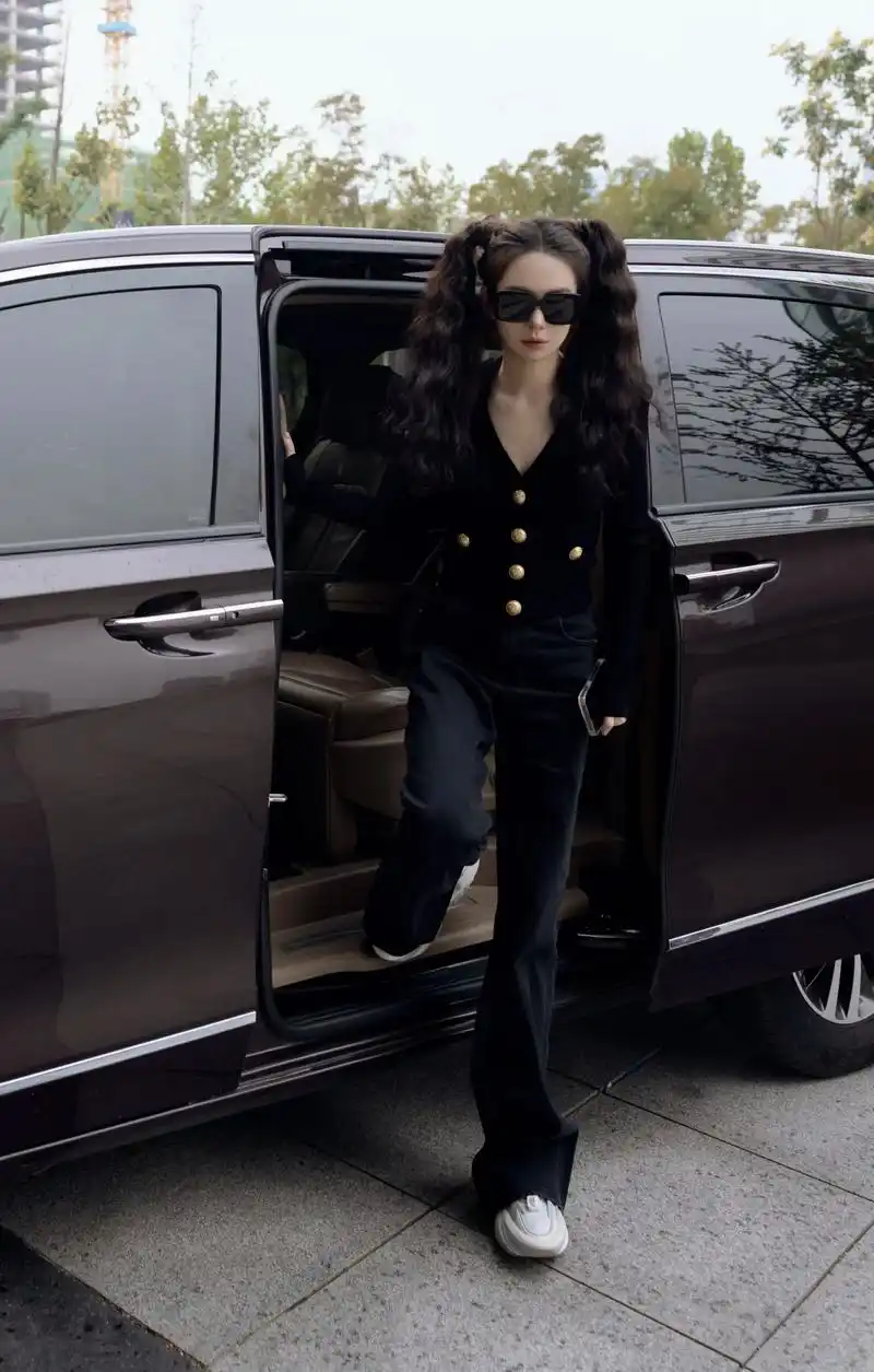 感谢来自粉丝宝宝们的照片~今天的#戚薇双马尾羊毛卷造型 有没 - 抖音